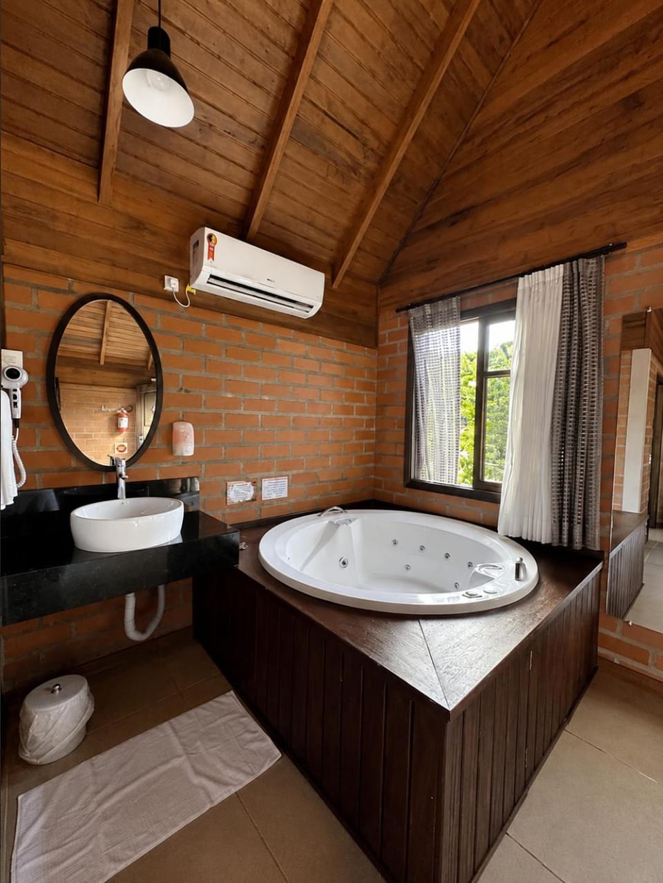 Property building, Hot Tub, Photo of the whole room, Bath