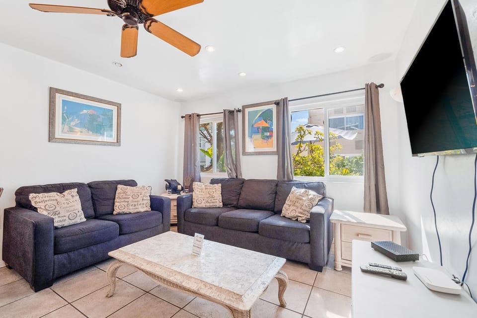 Mike's Place at the Beach House in Mission Beach