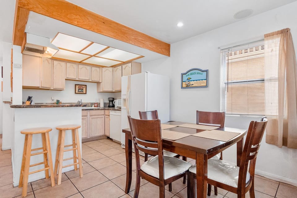 Mike's Place at the Beach House in Mission Beach