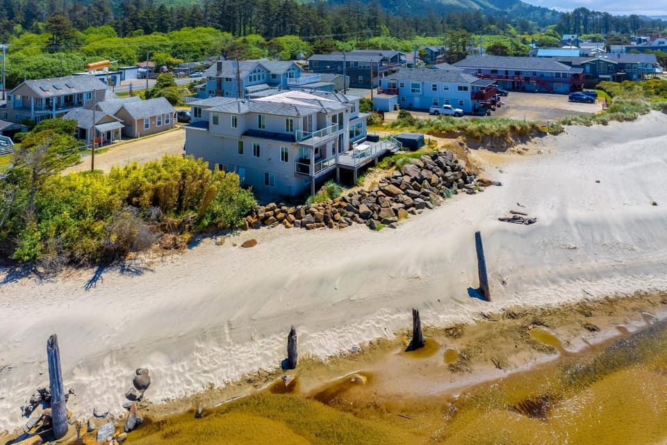 Rockaway Beach Villa House in Rockaway Beach