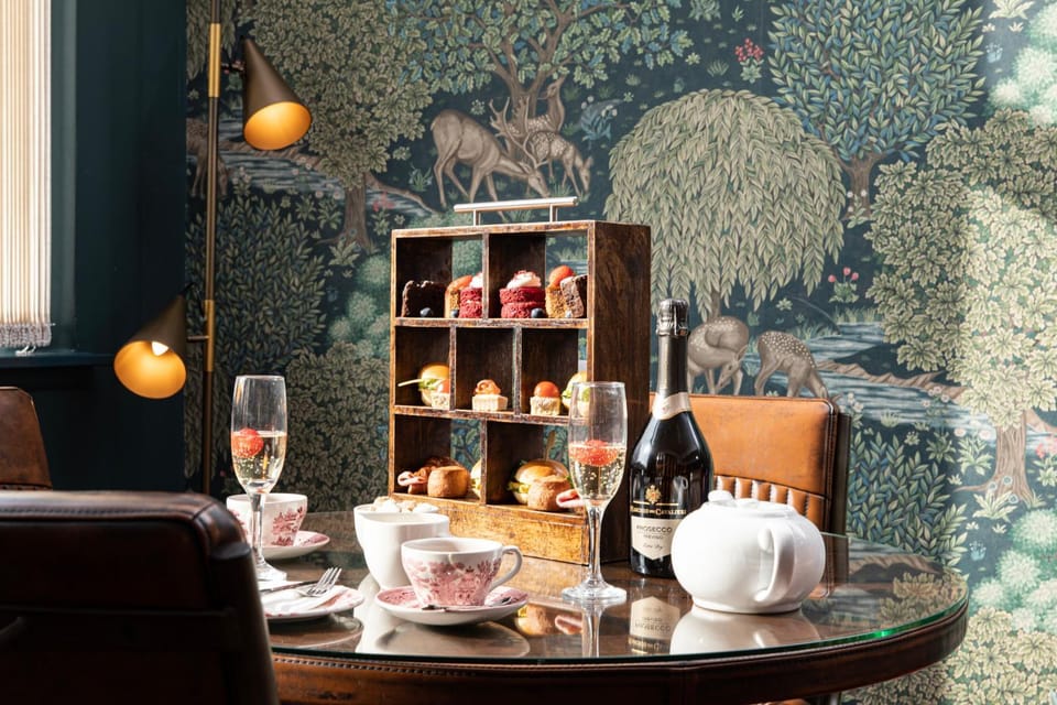 Restaurant/places to eat, Living room, Food and drinks, Drinks, Alcoholic drinks