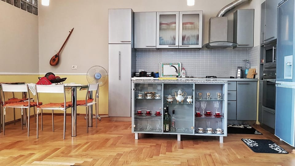 Kitchen or kitchenette, Living room, Decorative detail, Seating area, Dining area