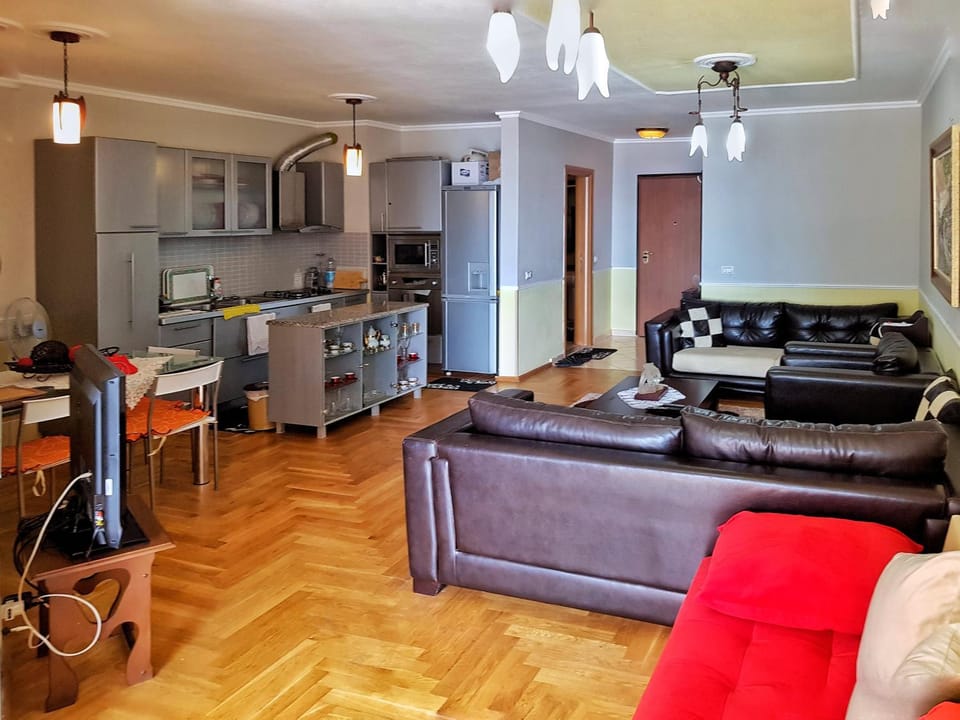 TV and multimedia, Coffee/tea facilities, Kitchen or kitchenette, Living room, Decorative detail, Seating area, Dining area, On site