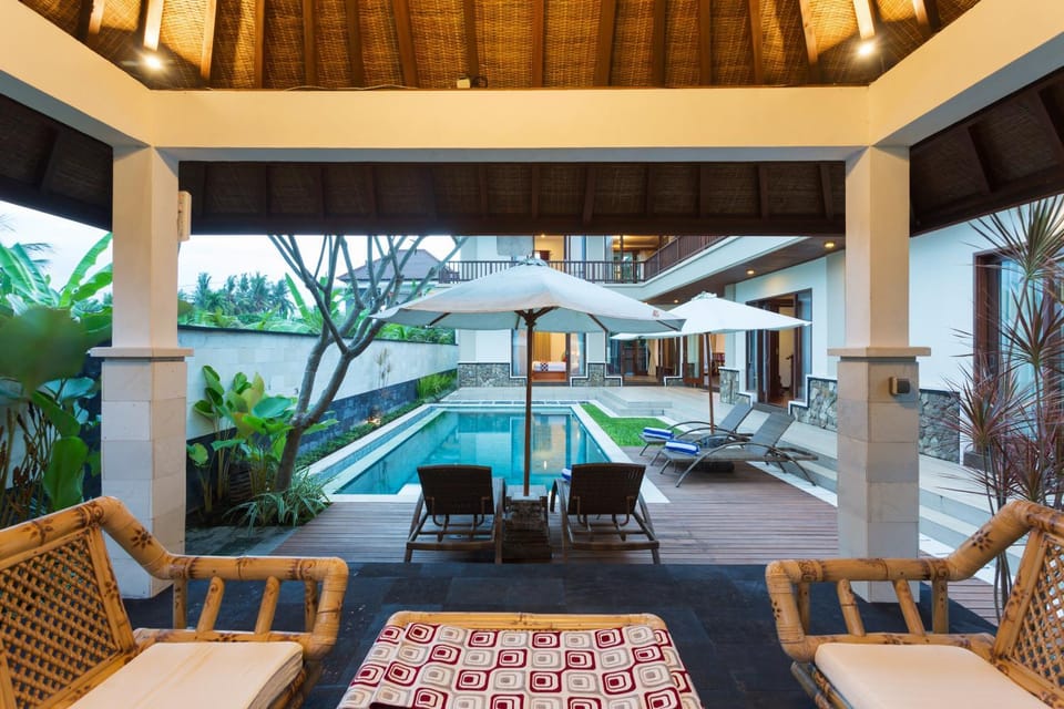 Swimming pool, sunbed