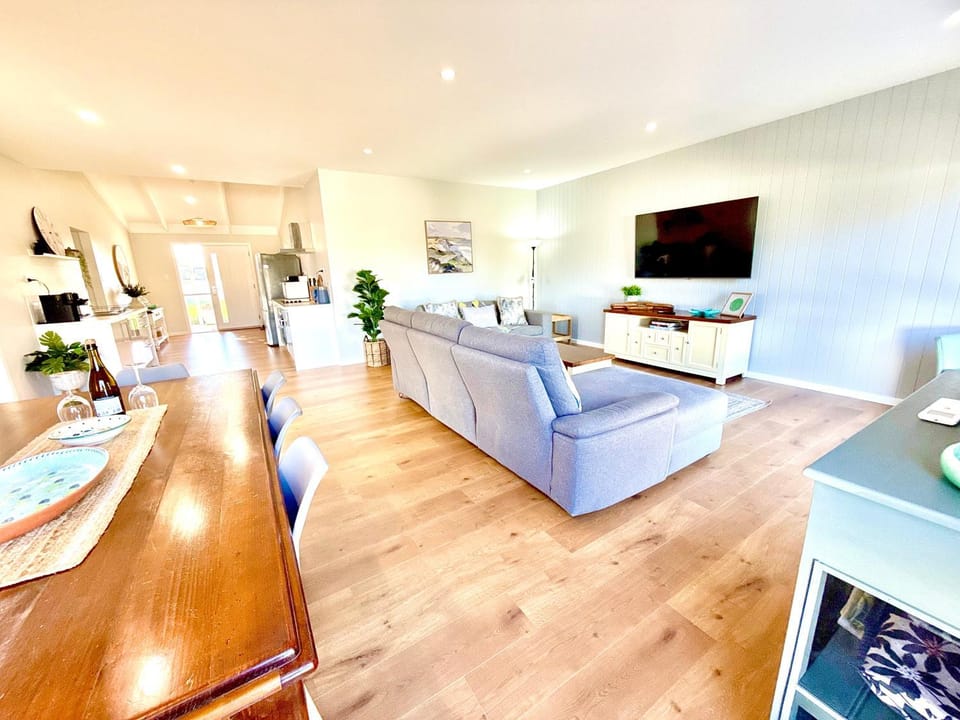 TV and multimedia, Living room, Seating area, Dining area, Evening entertainment