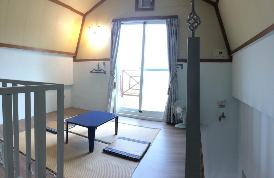 Photo of the whole room, Decorative detail