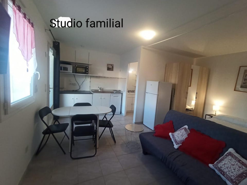 Kitchen or kitchenette, Seating area, Dining area