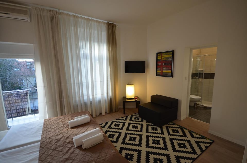 Bathroom, TV and multimedia, Photo of the whole room, Bedroom, Garden view