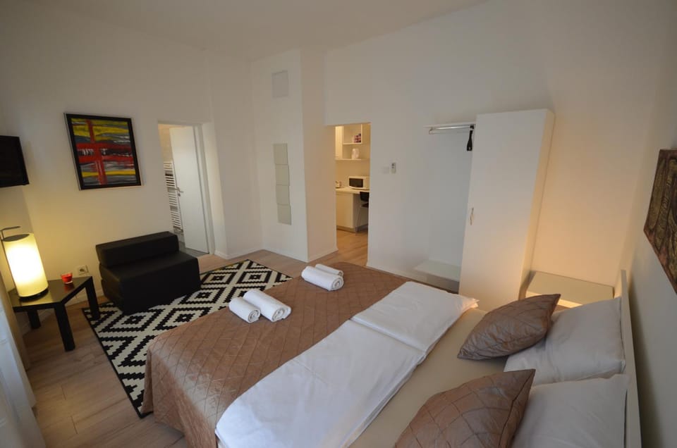 Bathroom, Kitchen or kitchenette, Photo of the whole room, Bedroom