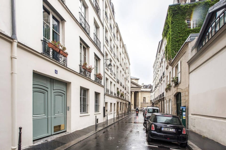 Modern Apartment in the Heart of the Marais Apartment in Paris