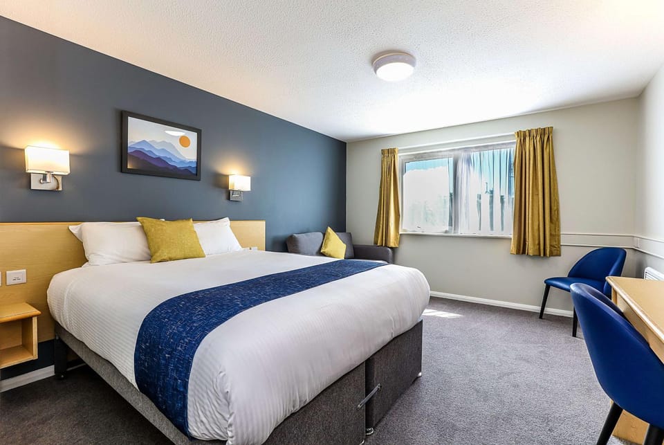 Bed, Photo of the whole room, Seating area, Bedroom