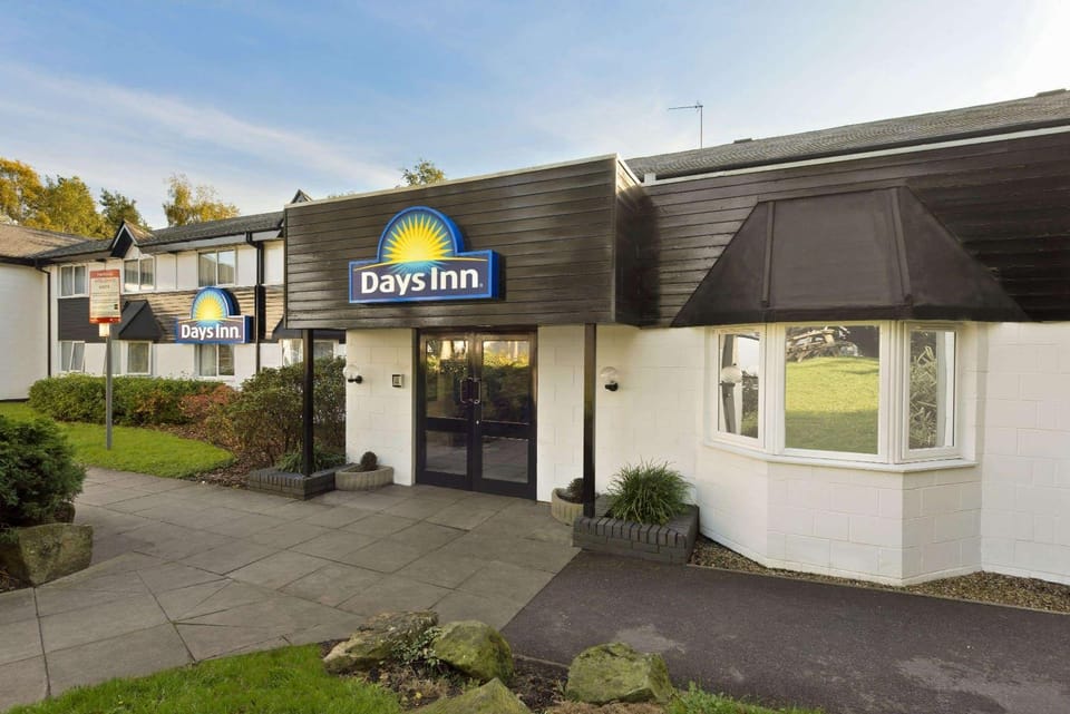Property building, Facade/entrance, Day, On site