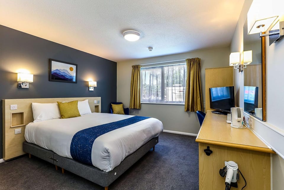 Bed, TV and multimedia, Coffee/tea facilities, Photo of the whole room, Bedroom, heating, wardrobe