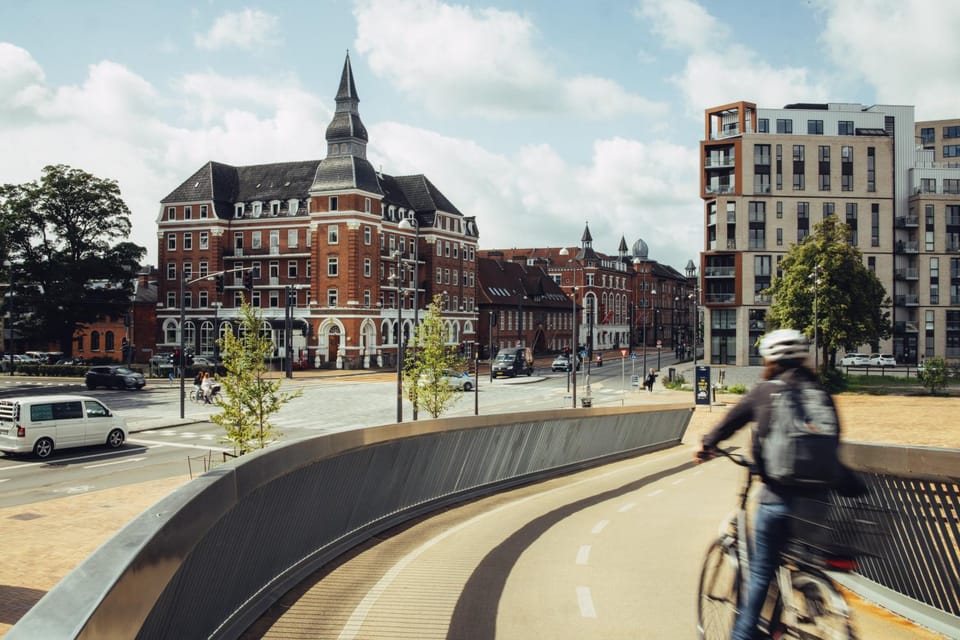 Neighbourhood, City view, Street view, Location