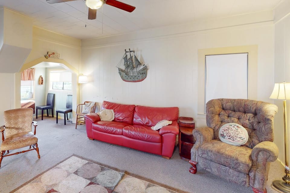 Captain's Cottage House in Rockaway Beach