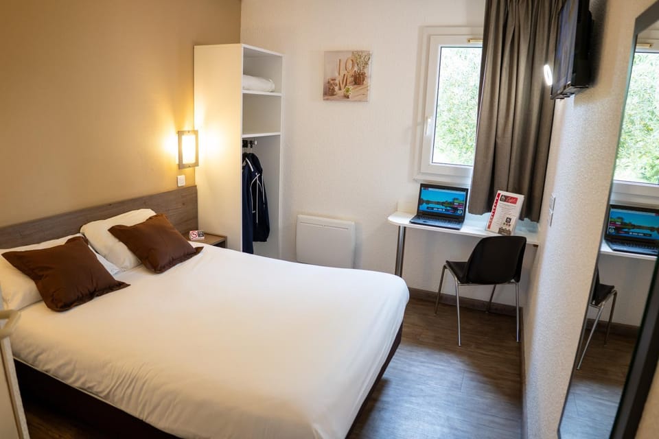 Bed, TV and multimedia, Photo of the whole room, Bedroom, internet, air conditioner