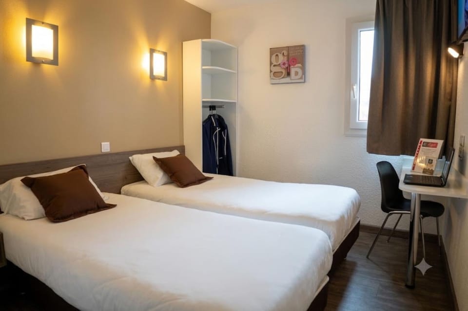 Bed, View (from property/room), Photo of the whole room, Bedroom, air conditioner
