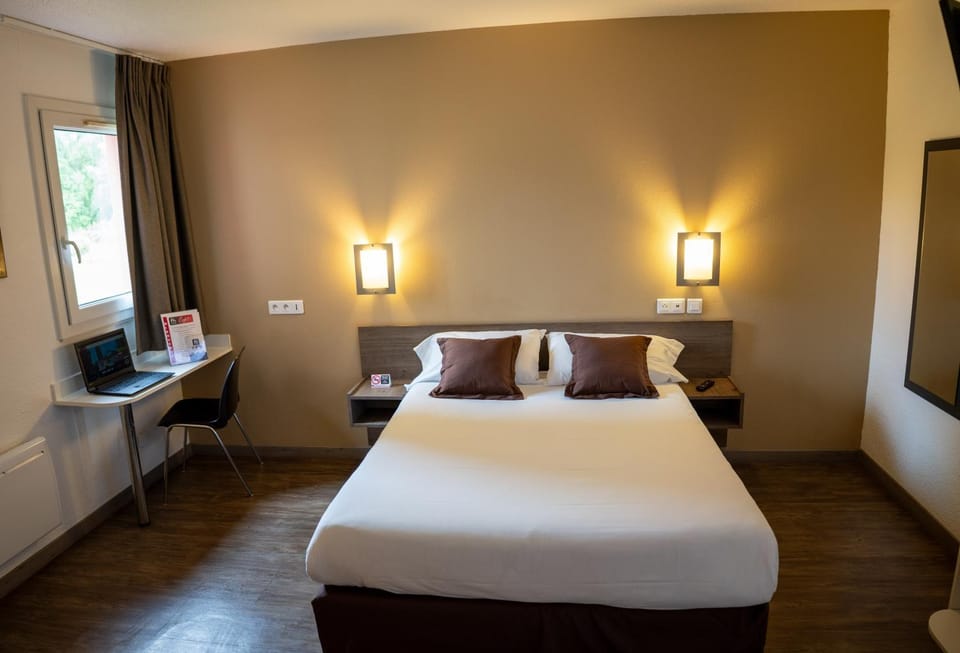Bed, TV and multimedia, Photo of the whole room, Bedroom, air conditioner