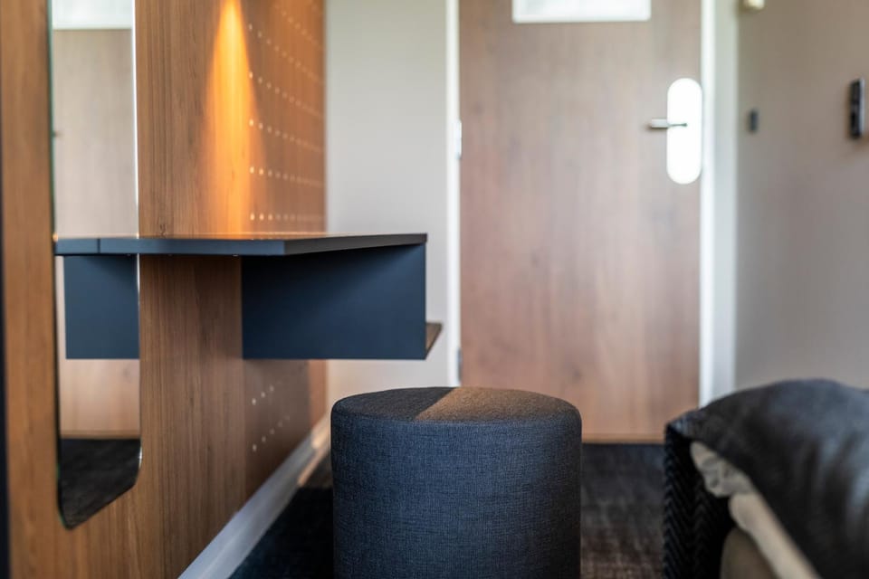 Seating area, Area and facilities