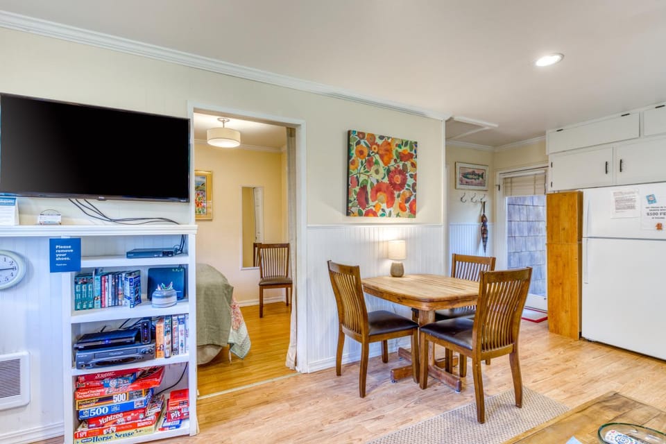 Woodland Cottage by the Sea House in Tillicum Beach