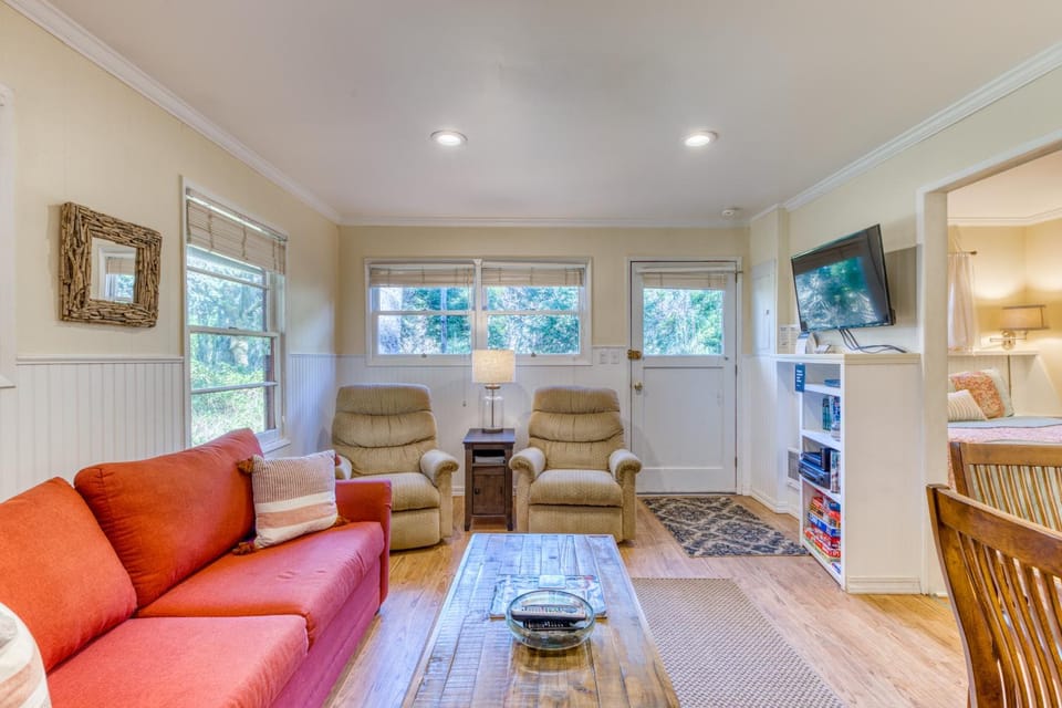Woodland Cottage by the Sea House in Tillicum Beach