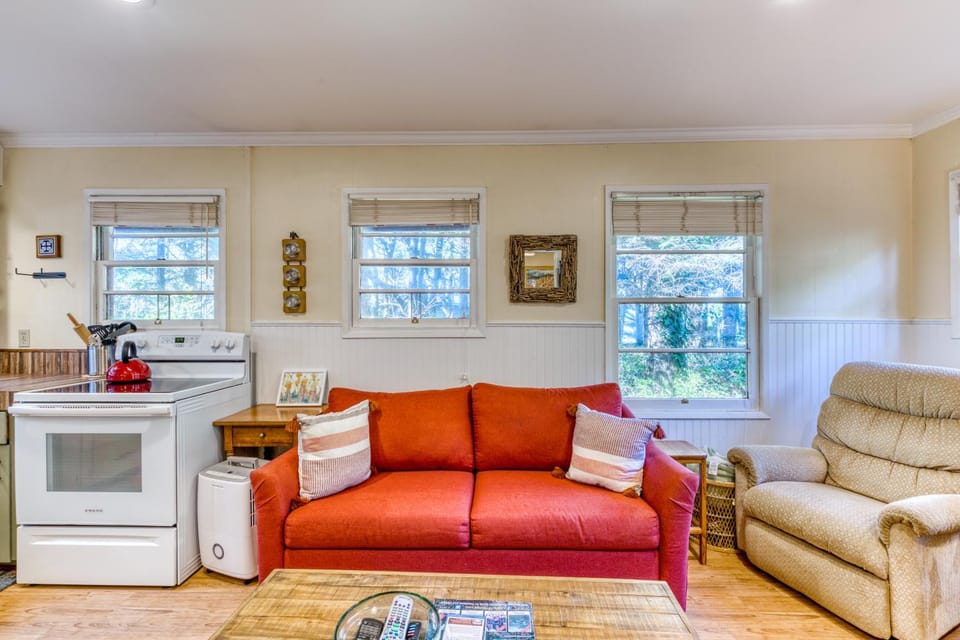 Woodland Cottage by the Sea House in Tillicum Beach
