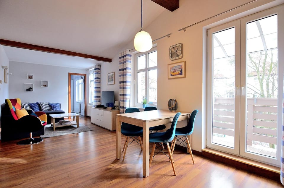 Kitchen or kitchenette, Living room, Seating area, Dining area
