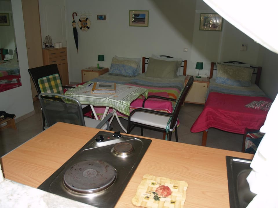 Bed, Kitchen or kitchenette, Photo of the whole room, Dining area