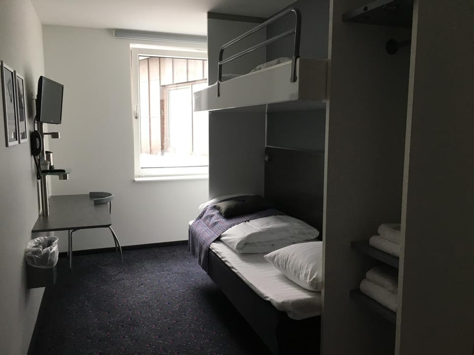 Bed, TV and multimedia, Photo of the whole room, Bedroom, bunk bed, internet