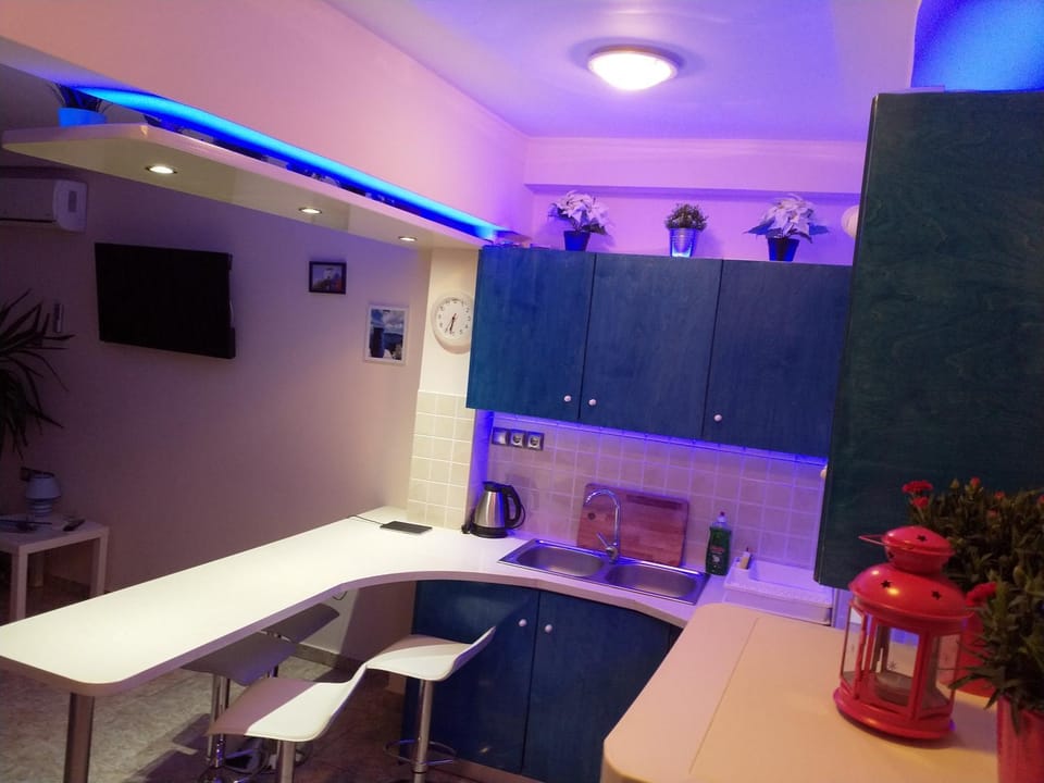 Patio, Kitchen or kitchenette, Dining area