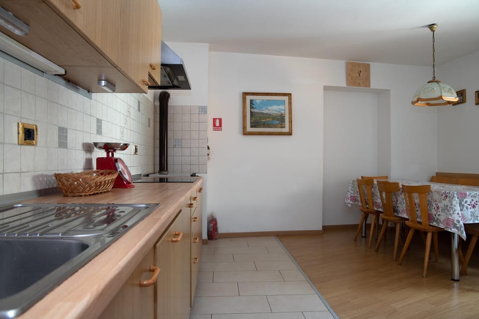 Kitchen or kitchenette, Dining area, stove