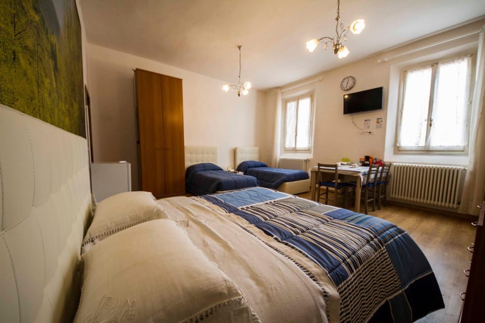 Bed, Day, Photo of the whole room, Bedroom