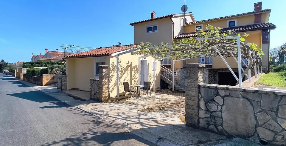 Property building, Patio, Facade/entrance