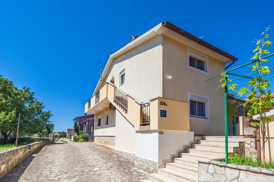 Property building, Facade/entrance, Day, Street view