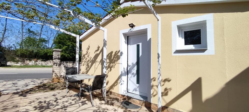 Property building, Patio, Facade/entrance
