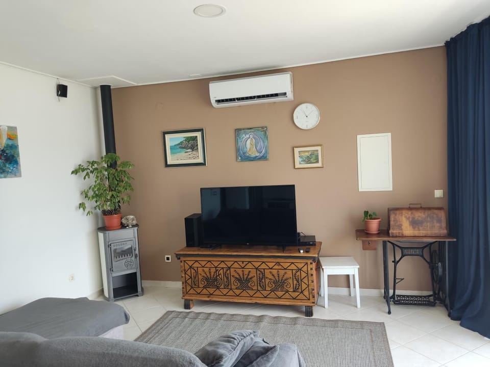 TV and multimedia, Living room, Seating area, air conditioner