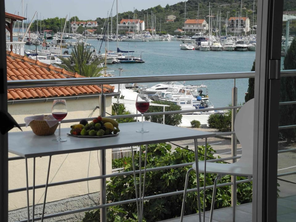 Neighbourhood, Natural landscape, Beach