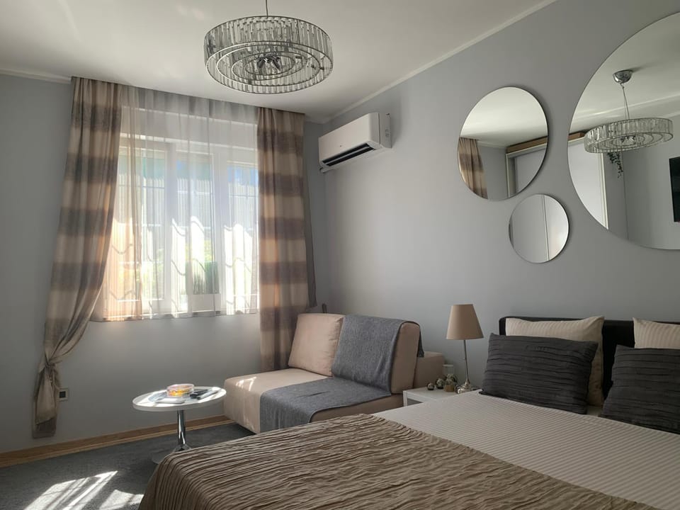 Bed, Living room, Photo of the whole room, Seating area, Bedroom, air conditioner
