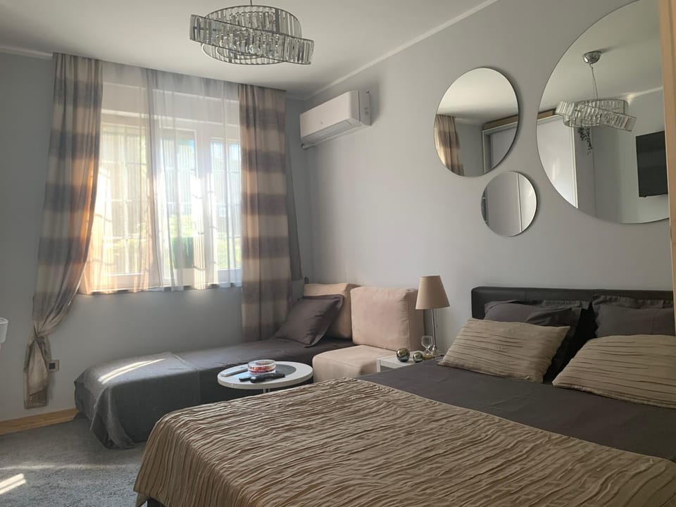 Bed, Living room, Photo of the whole room, Seating area, Bedroom, air conditioner