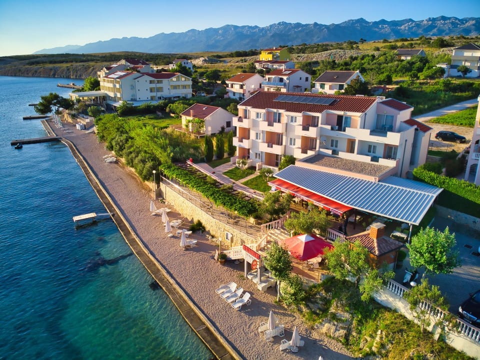 Property building, Day, Natural landscape, Bird's eye view, Beach, Sea view, Location