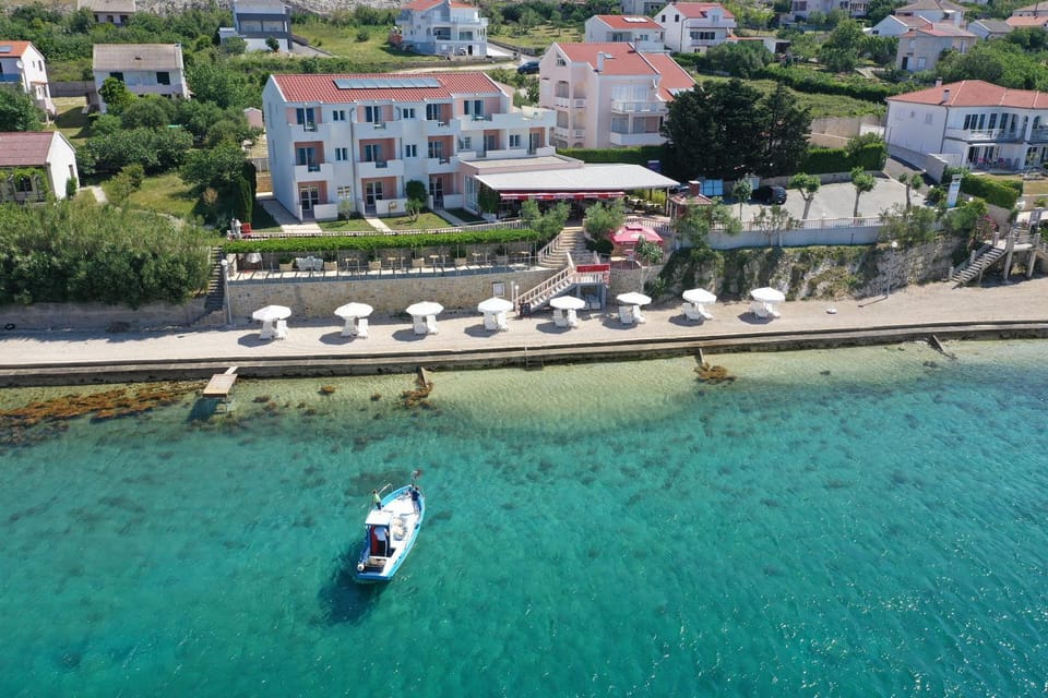 Property building, Day, Neighbourhood, Natural landscape, Bird's eye view, Beach, Sea view, Parking