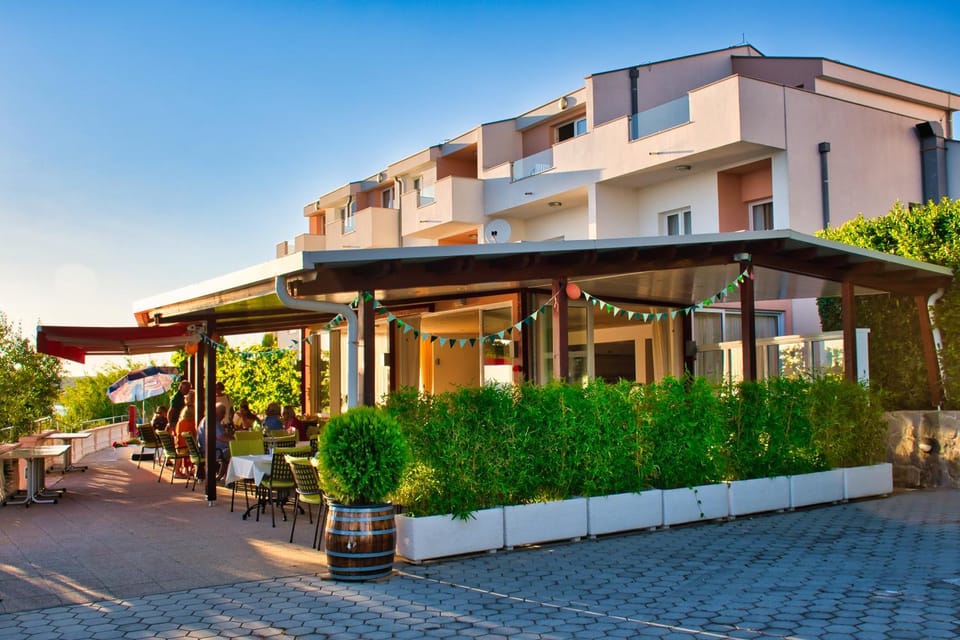Property building, Restaurant/places to eat, Day