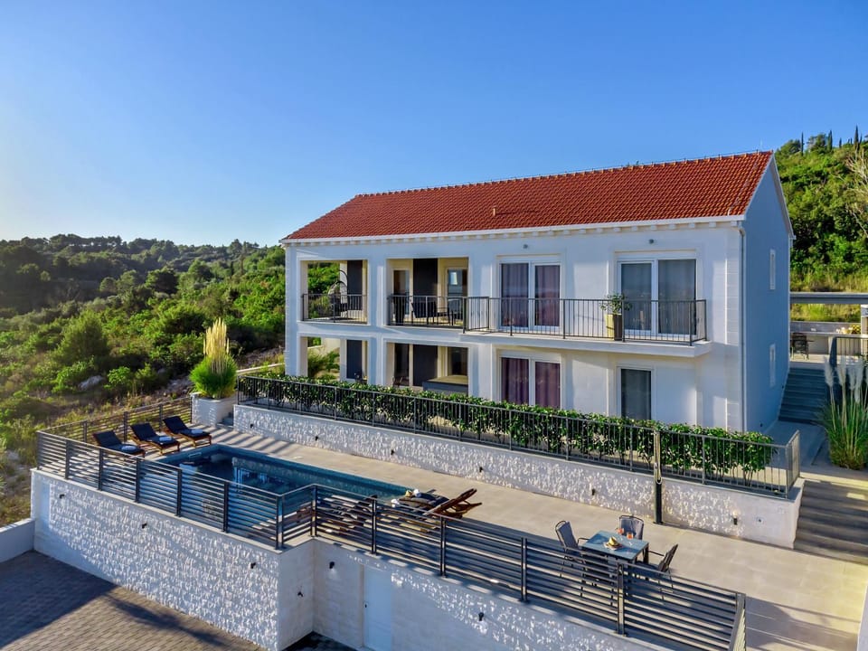 Shower, Property building, Natural landscape, Summer, Hot Spring Bath, Hot Tub, Swimming pool, Sunrise, sunbed