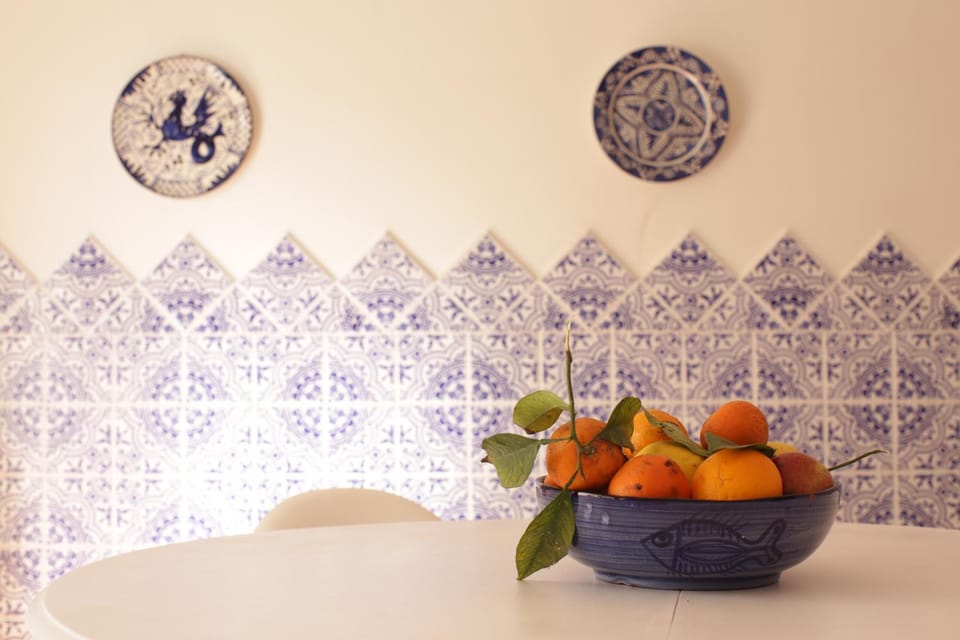 Photo of the whole room, Decorative detail, Dining area