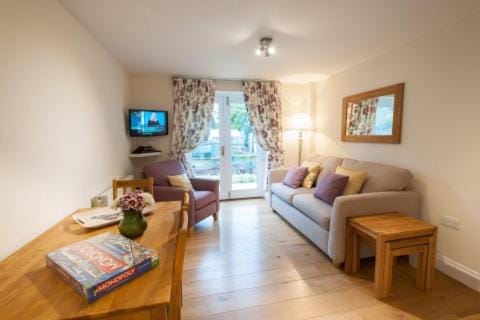 TV and multimedia, Living room, Dining area, Garden view, Mountain view