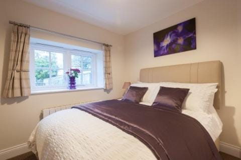 Bed, Bedroom, Garden view, Mountain view