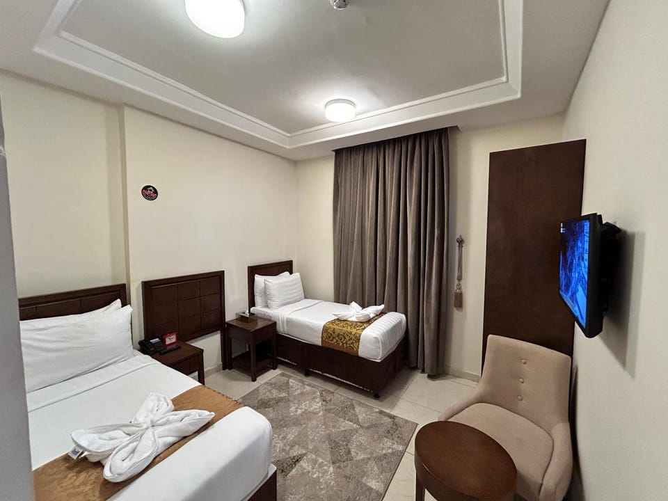 Shower, Toilet, Bed, TV and multimedia, Coffee/tea facilities, Photo of the whole room, Decorative detail, Seating area, Bedroom, Street view, bidet, furniture, towels