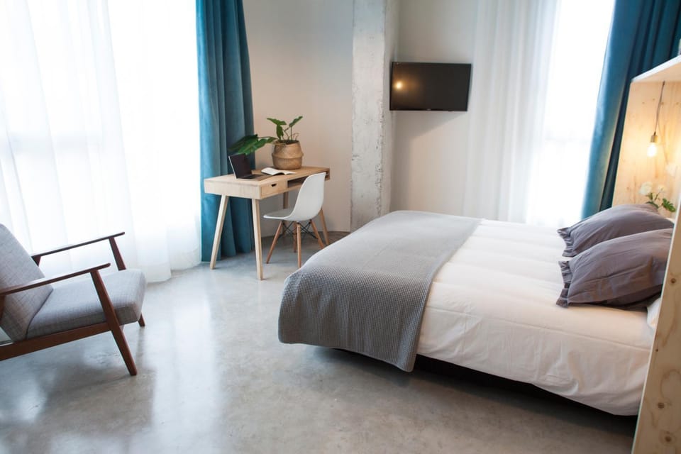 Bed, Photo of the whole room, Decorative detail, Seating area, Bedroom