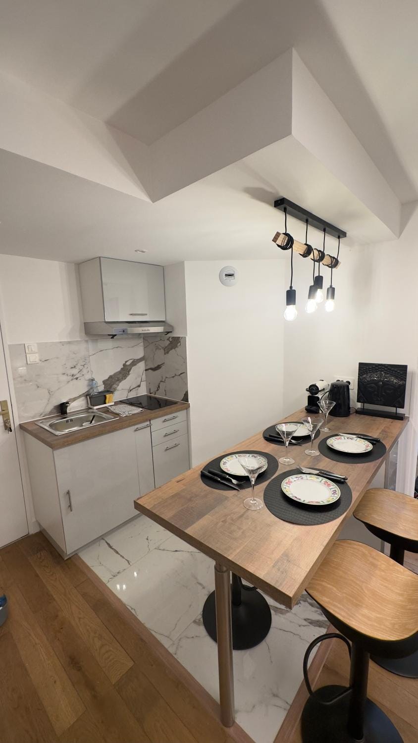 Kitchen or kitchenette, Dining area, minibar, stove