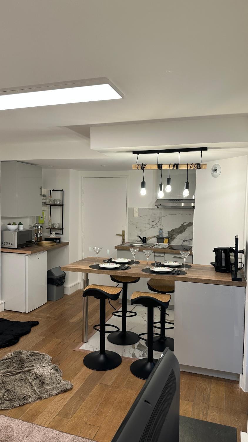 Coffee/tea facilities, Kitchen or kitchenette, Dining area, minibar, oven, stove